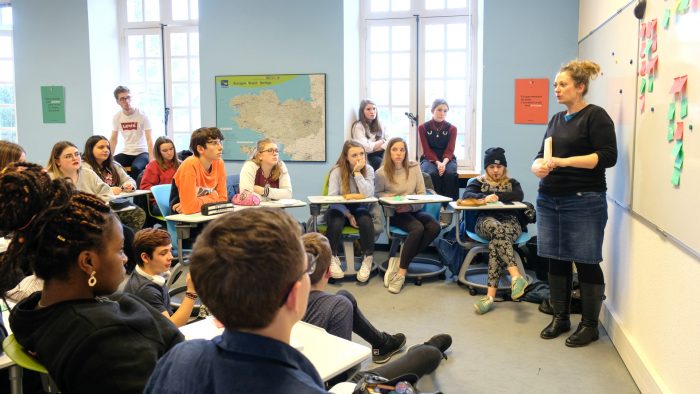 Jeunes du CRJ discutant dans une salle