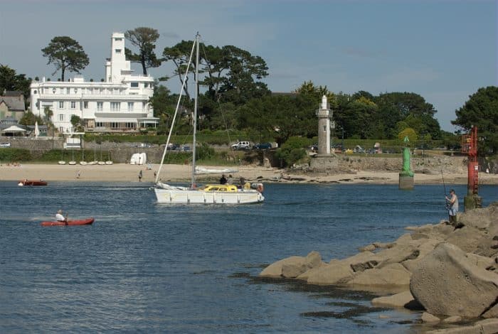 Un voilier dans une baie en Bretagne