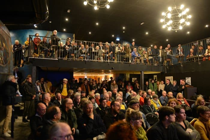 Une assemblée réunie dans la salle de la Loco à Quimperlé, lors d'une réunion publique