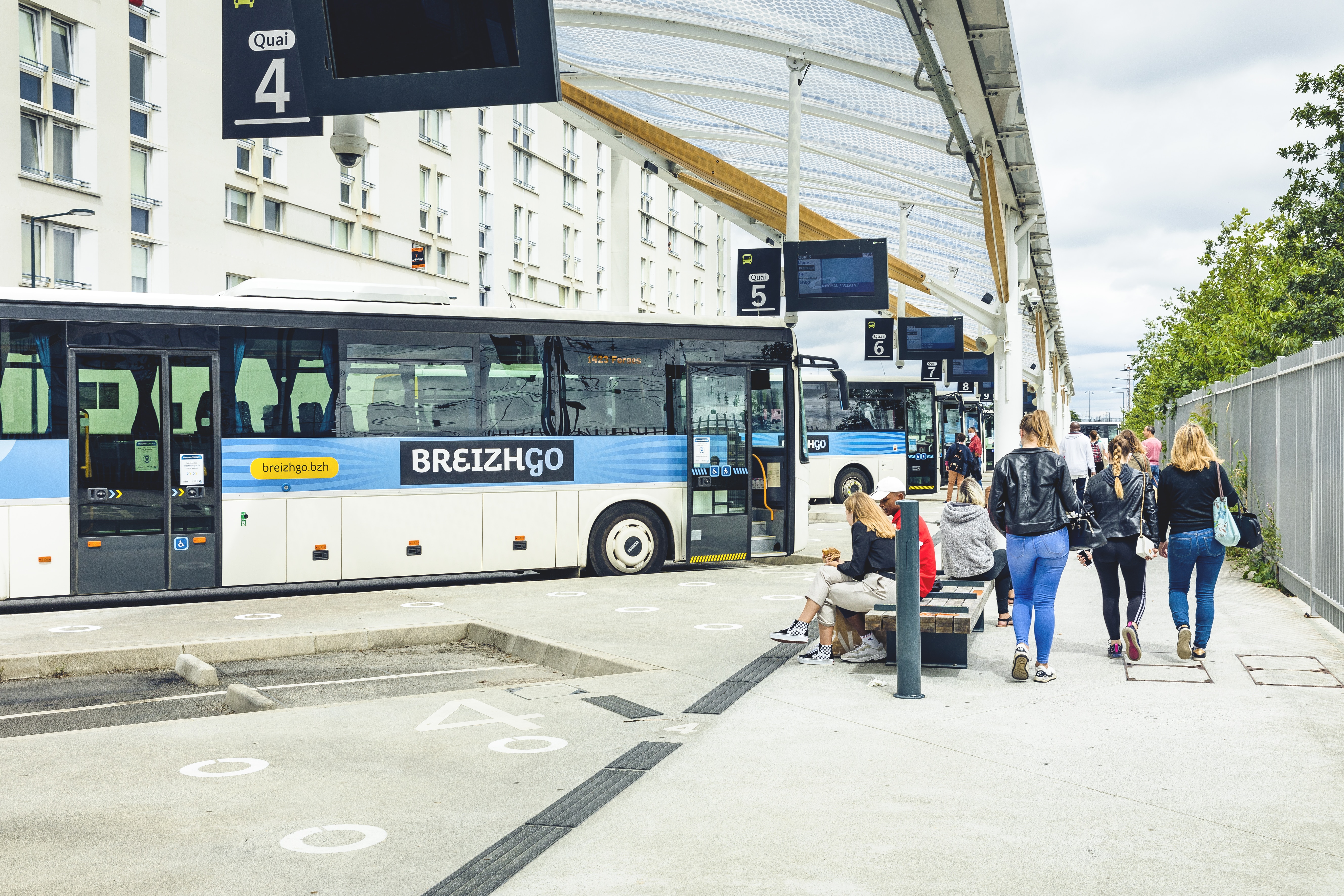 Jeunes devant un car Breizhgo