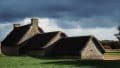 Une ferme de pierre avec un toit de chaume dans la village de Meneham