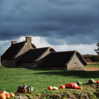 Une ferme de pierre avec un toit de chaume dans la village de Meneham