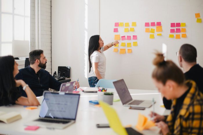 Un groupe de collaborateurs en pleine réunion de travail