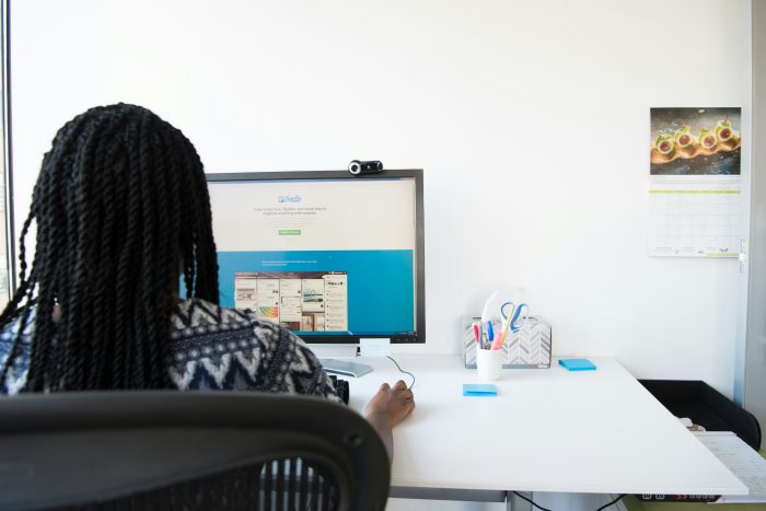 Une femme devant son ordinateur qui organise une réunion