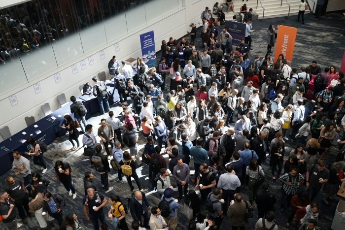 Un groupe de collègues réunis lors d'un séminaire d'entreprise