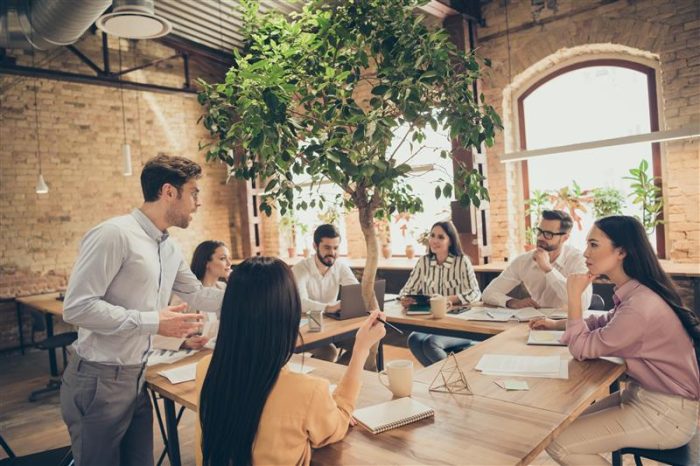 Des collègues en réunion dans un bureau