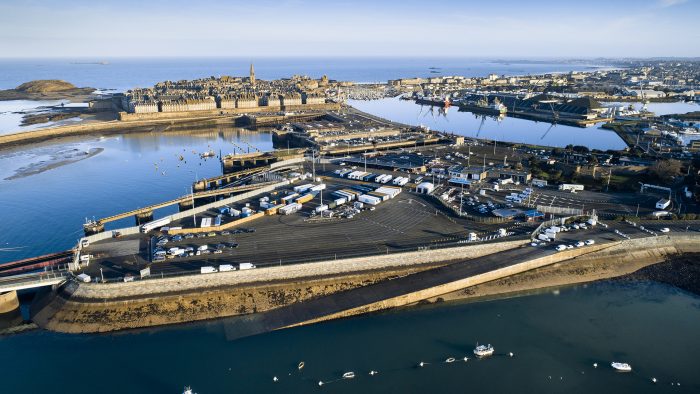 Photographie aérienne par drone du terminal du Naye à Saint-Malo.